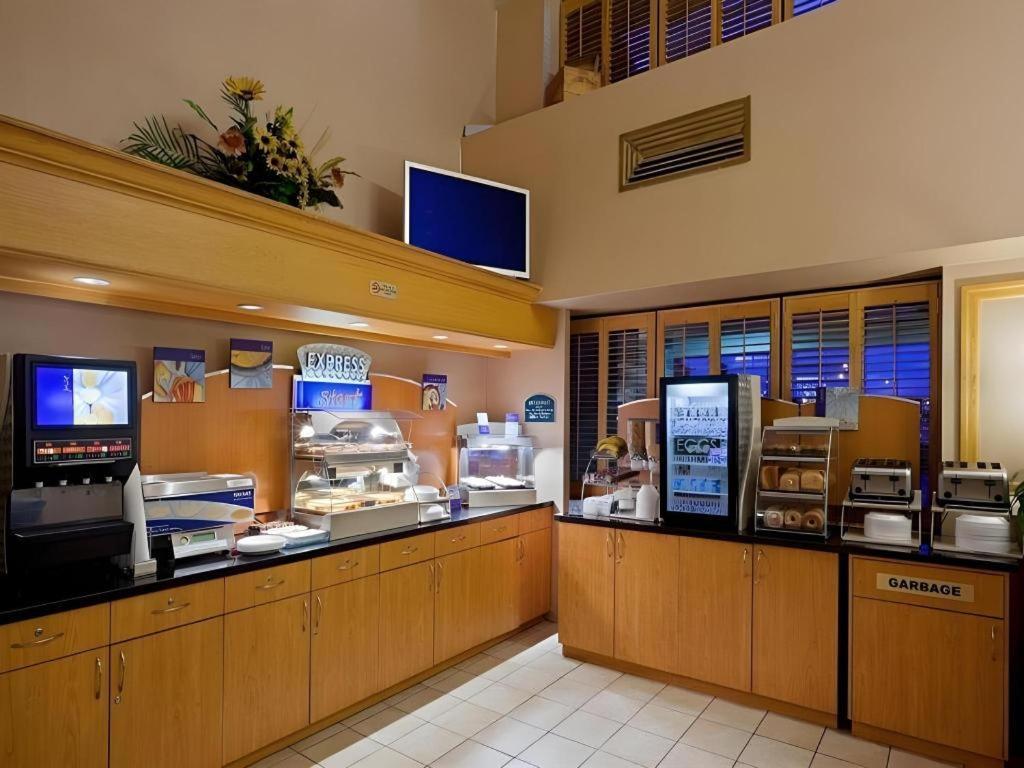 Holiday Inn Express Toronto East - Scarborough By Ihg מראה חיצוני תמונה
