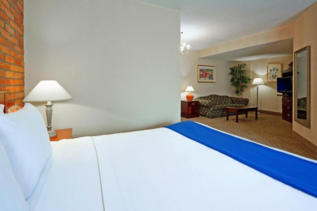 Holiday Inn Express Toronto East - Scarborough By Ihg מראה חיצוני תמונה