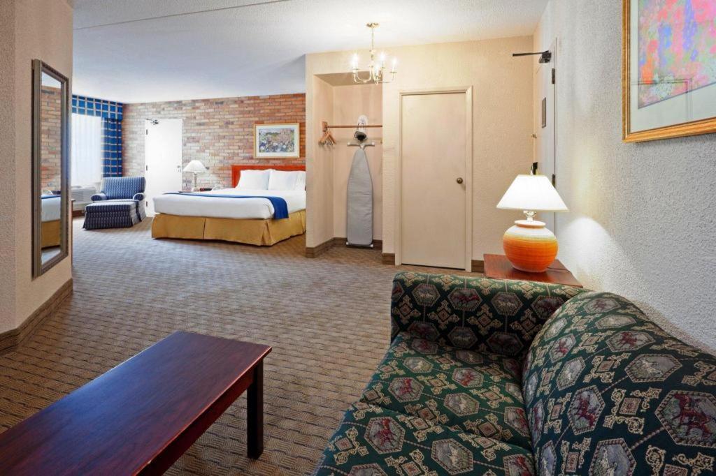 Holiday Inn Express Toronto East - Scarborough By Ihg מראה חיצוני תמונה